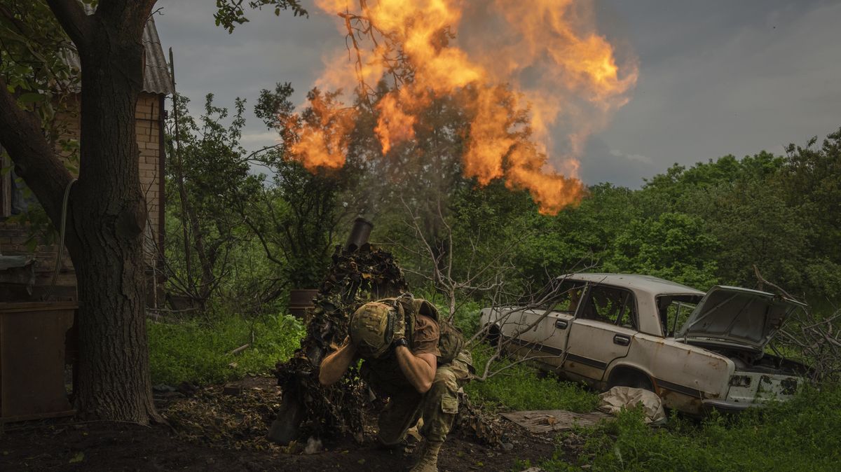 Ukrajinci místy prorazili první linie ruské obrany, okupanti zmatkují, píší Britové